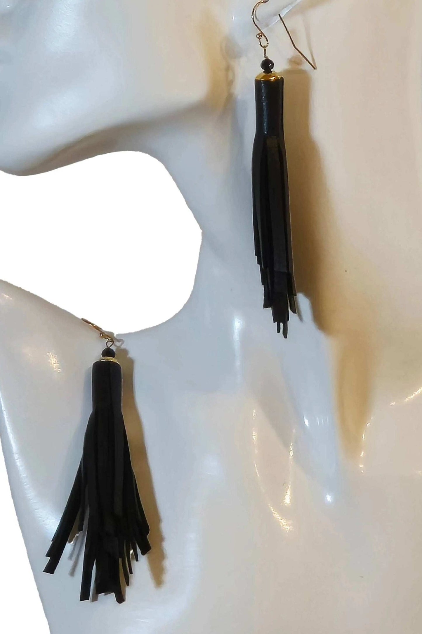 Orecchini Nappa Black handmade black leather tassel earrings with hypoallergenic steel hooks, 5cm long, lightweight and elegant