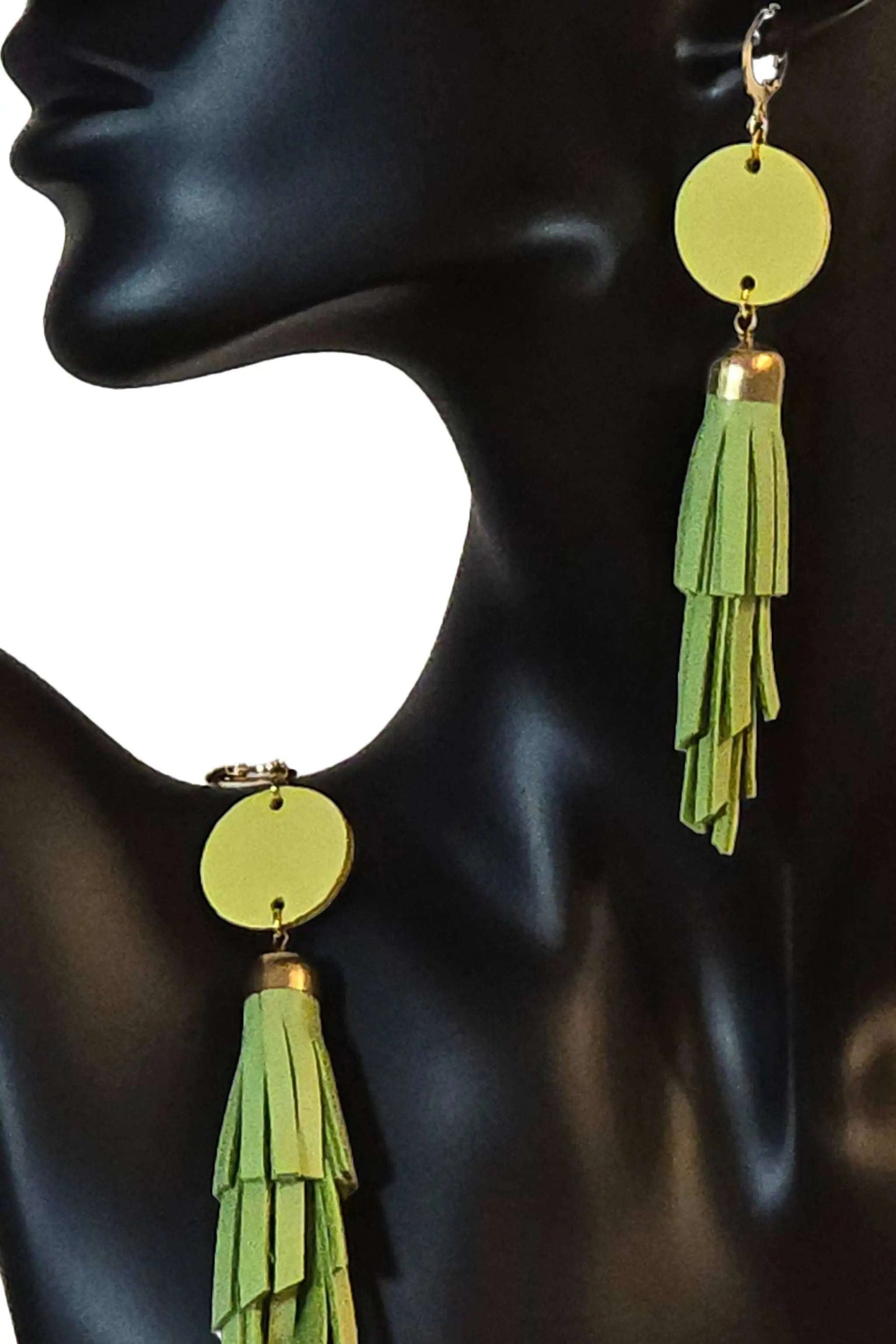 Orecchini Nappa Lime verdi in vera pelle con nappine e gancetti in acciaio anallergico, lunghi 5 cm, design leggero ed elegante.