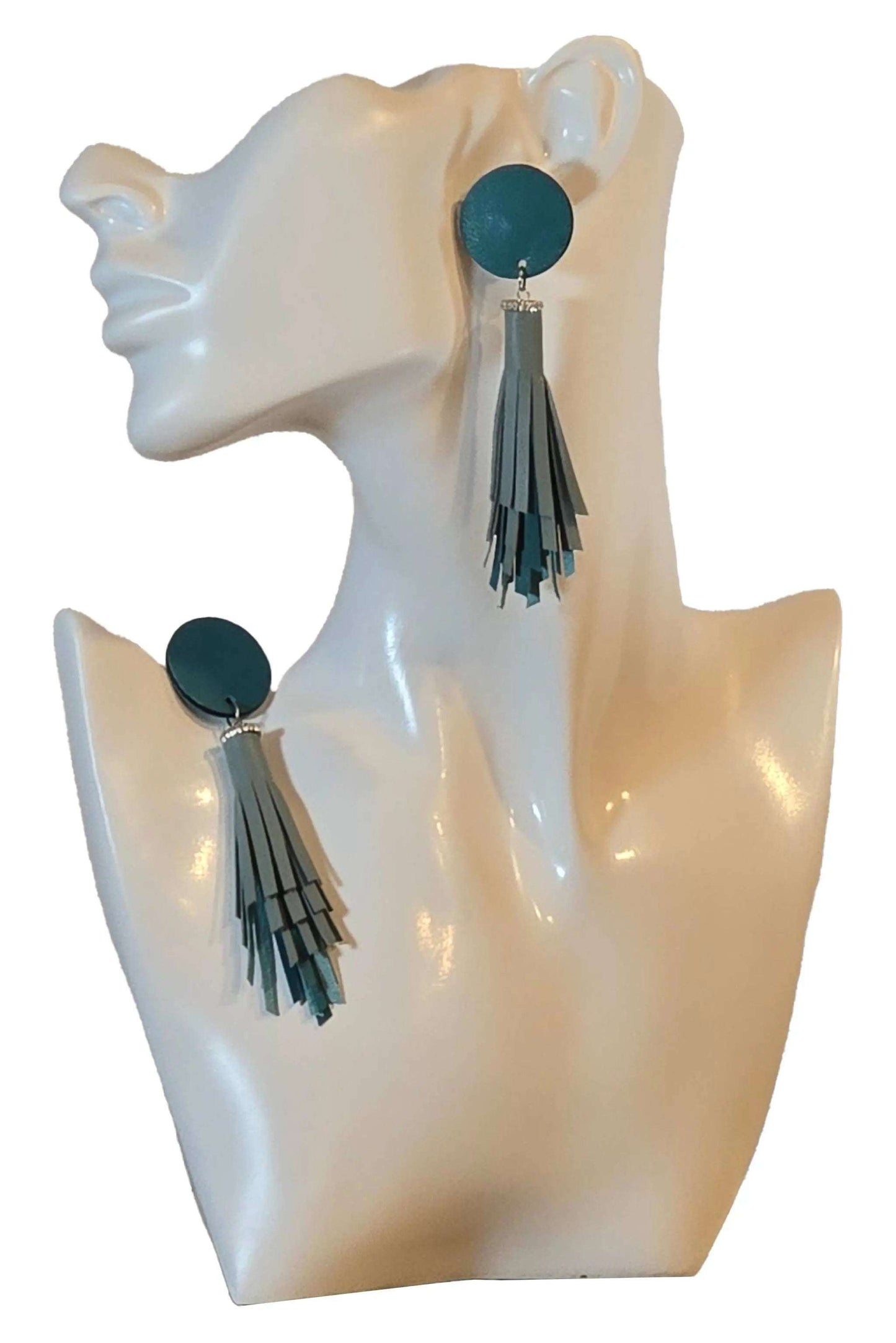 Orecchini Nappa Tiffany in vera pelle turchese con gancetti in acciaio anallergico, leggeri e fatti a mano, lunghezza 5 cm