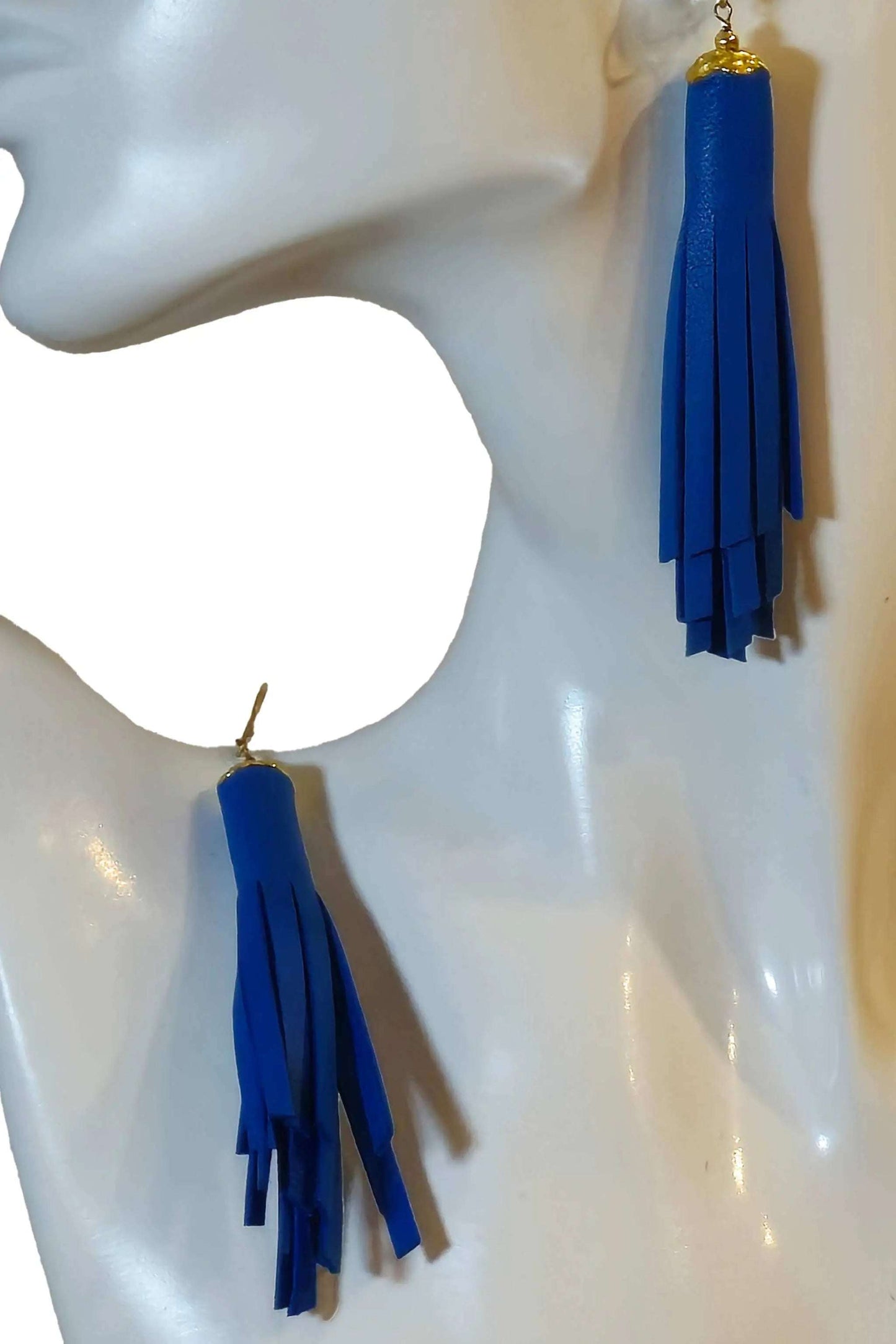 Orecchini Nappa Blue in vera pelle blu, fatti a mano, leggeri e eleganti, 5 cm di lunghezza
