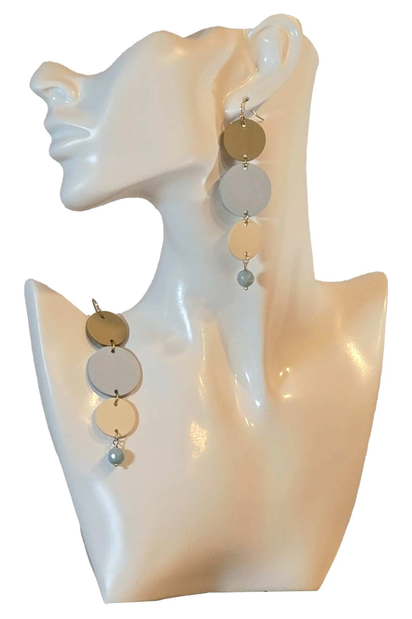 Handmade Orecchini Clear Light earrings with colored agate and genuine leather, hypoallergenic steel hooks, 5cm long, lightweight and elegant.