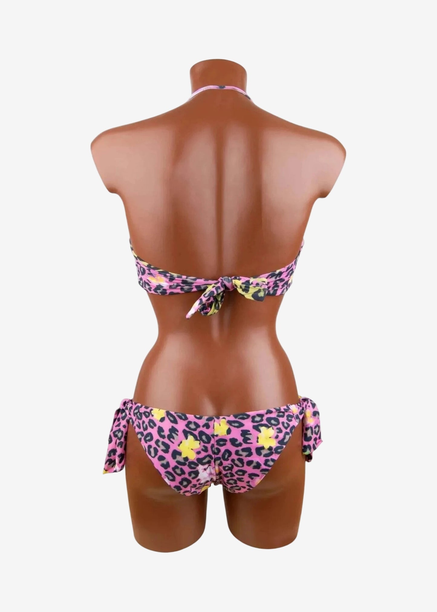 Bikini stampa leopardata rosa e gialla su manichino, moda mare Soho, beachwear Made in Italy