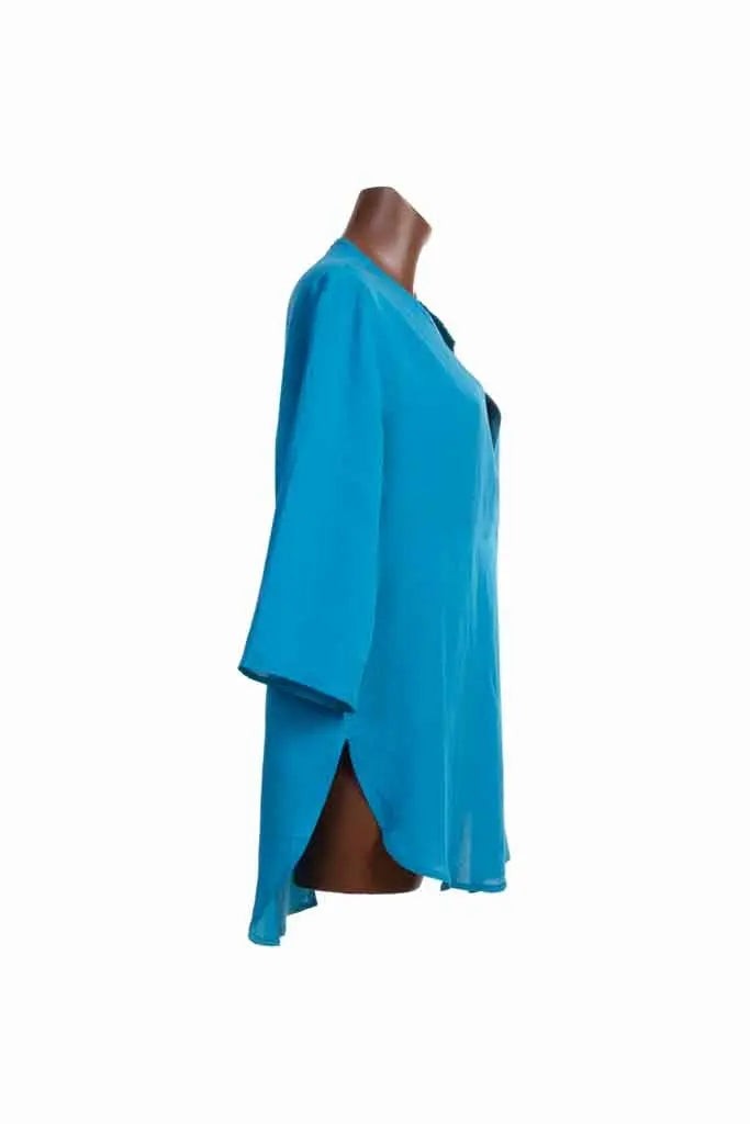 Blusa Lino blue linen blend blouse with 3/4 sleeves and relaxed fit