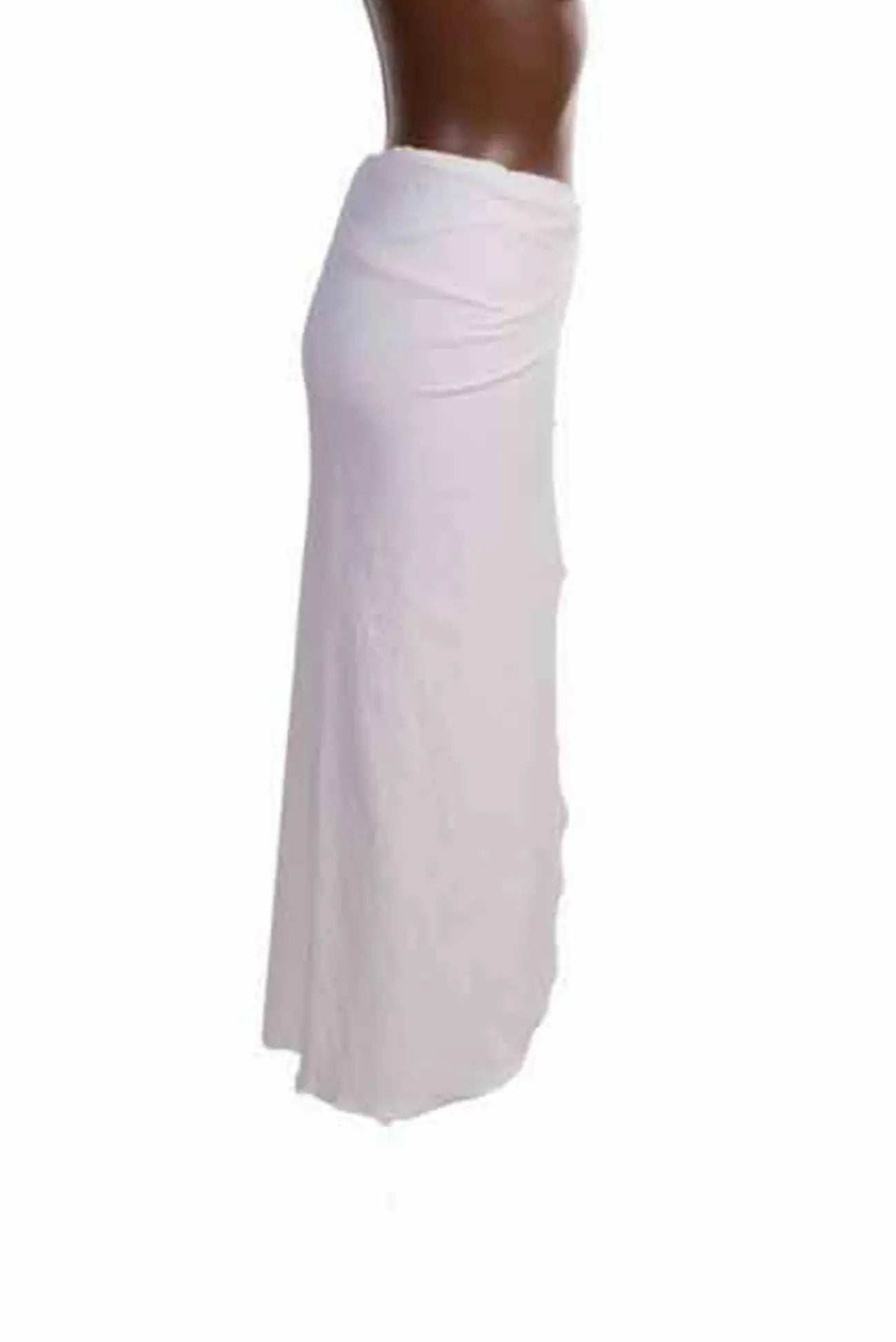 Gonna pareo midi elegante in tessuto operato bianco indossata su modello marrone