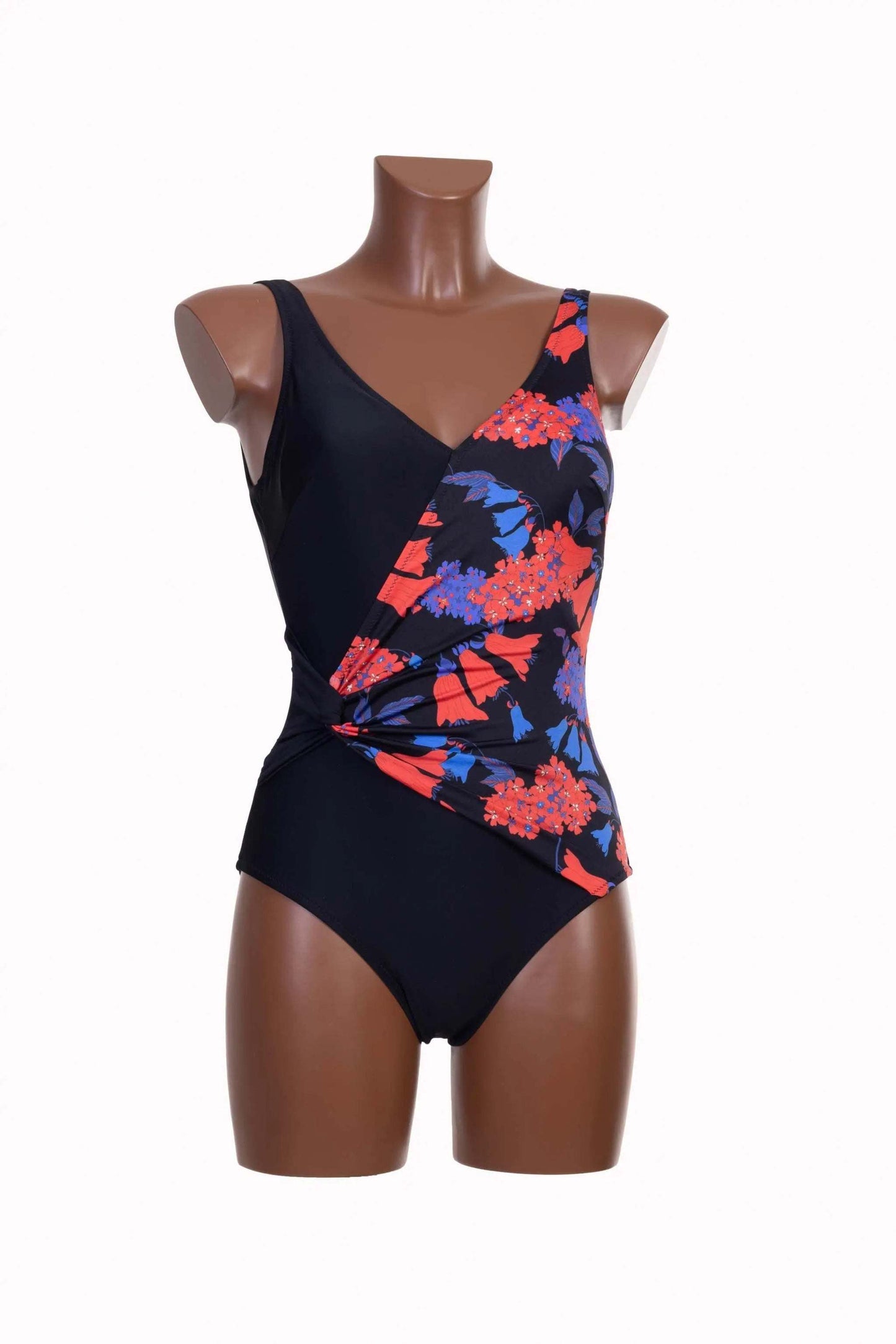 Costume intero incrociato nero con fantasia floreale rossa e blu su manichina marrone