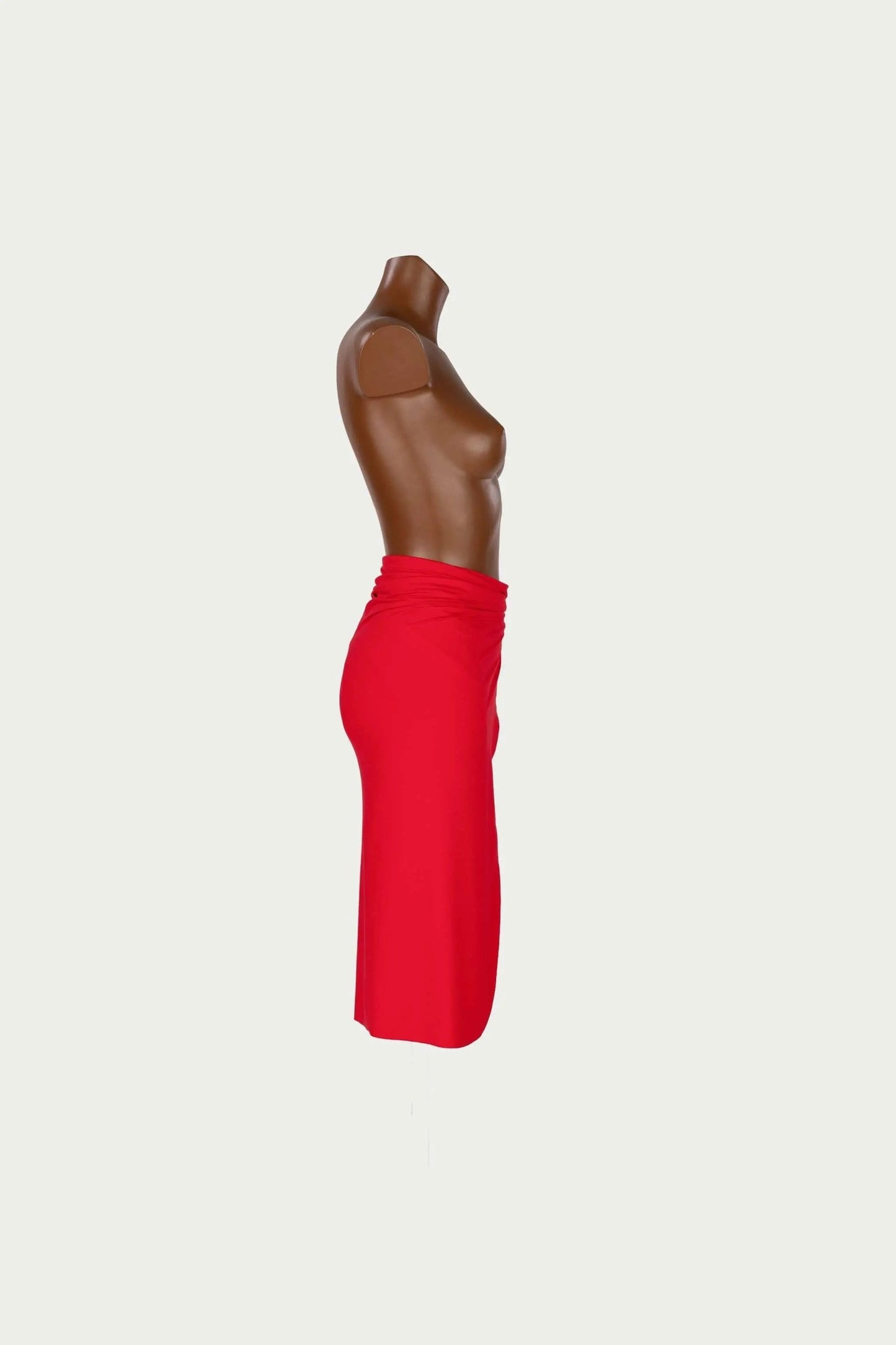 Gonna pareo rossa in morbida lycra su manichino marrone vista laterale