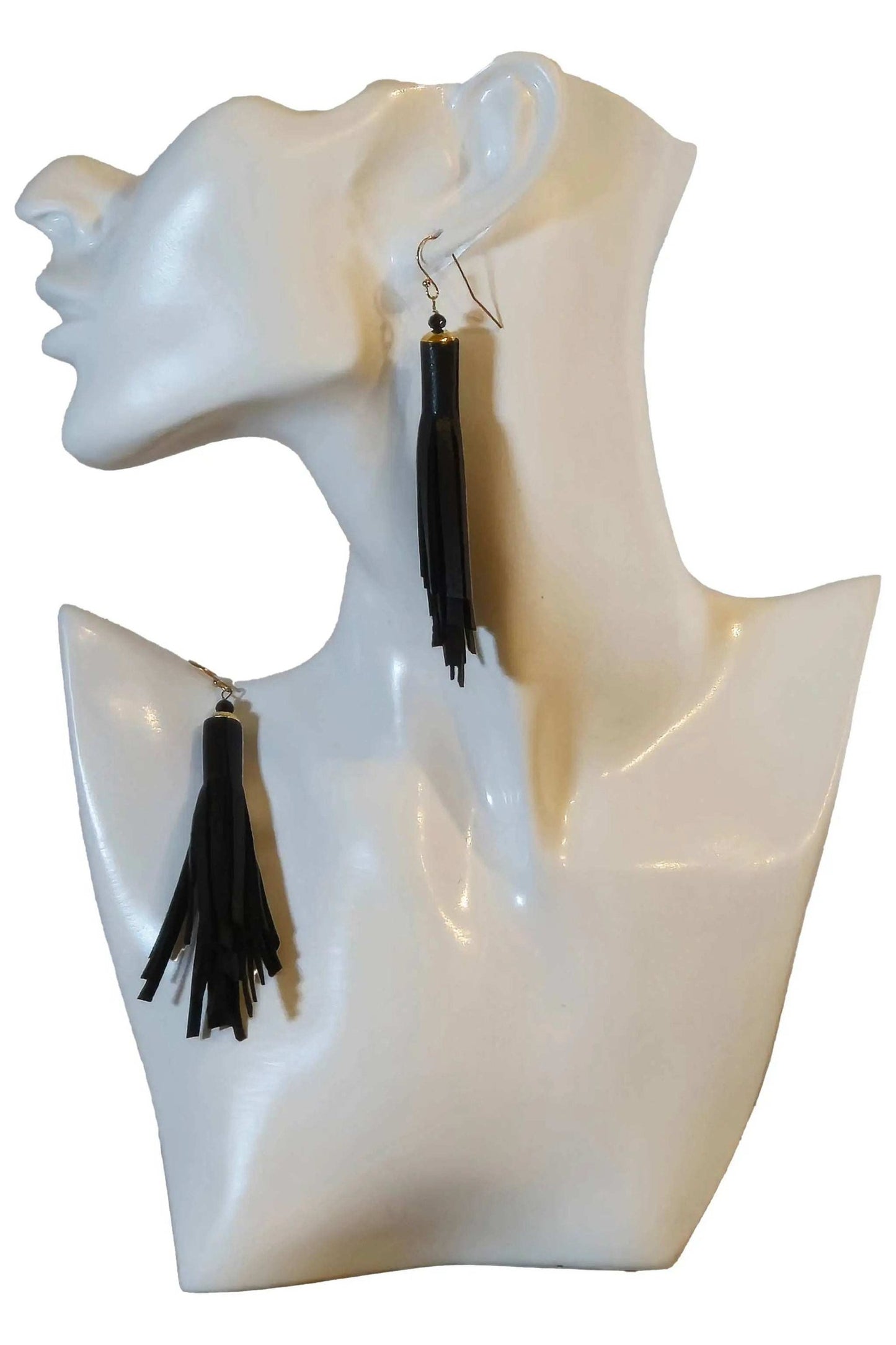 Orecchini Nappa Black in vera pelle con gancetti in acciaio anallergico, fatti a mano, leggeri e raffinati, lunghezza 5 cm