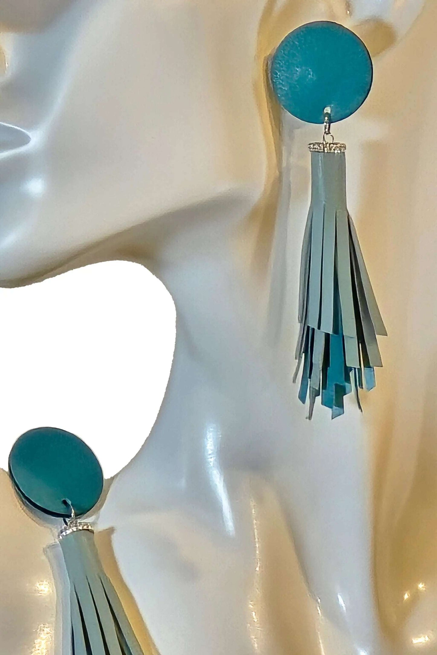 Orecchini Nappa Tiffany in vera pelle azzurri, leggeri e fatti a mano con gancetti in acciaio anallergico, lunghi circa 5 cm