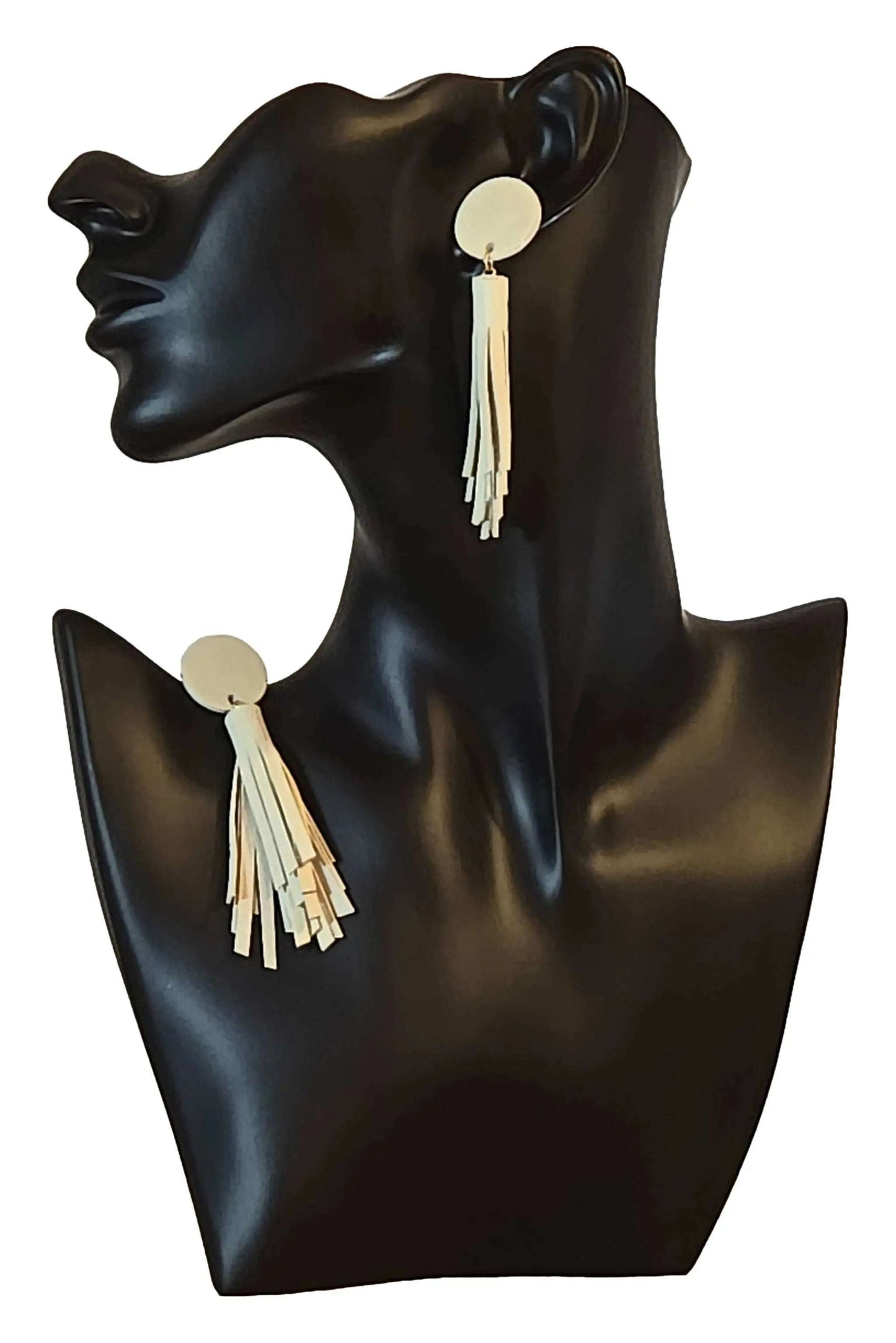 Orecchini Nappa Avory in vera pelle Beige leggeri e fatti a mano con gancetti in acciaio anallergico, 5 cm lunghezza elegante e raffinato