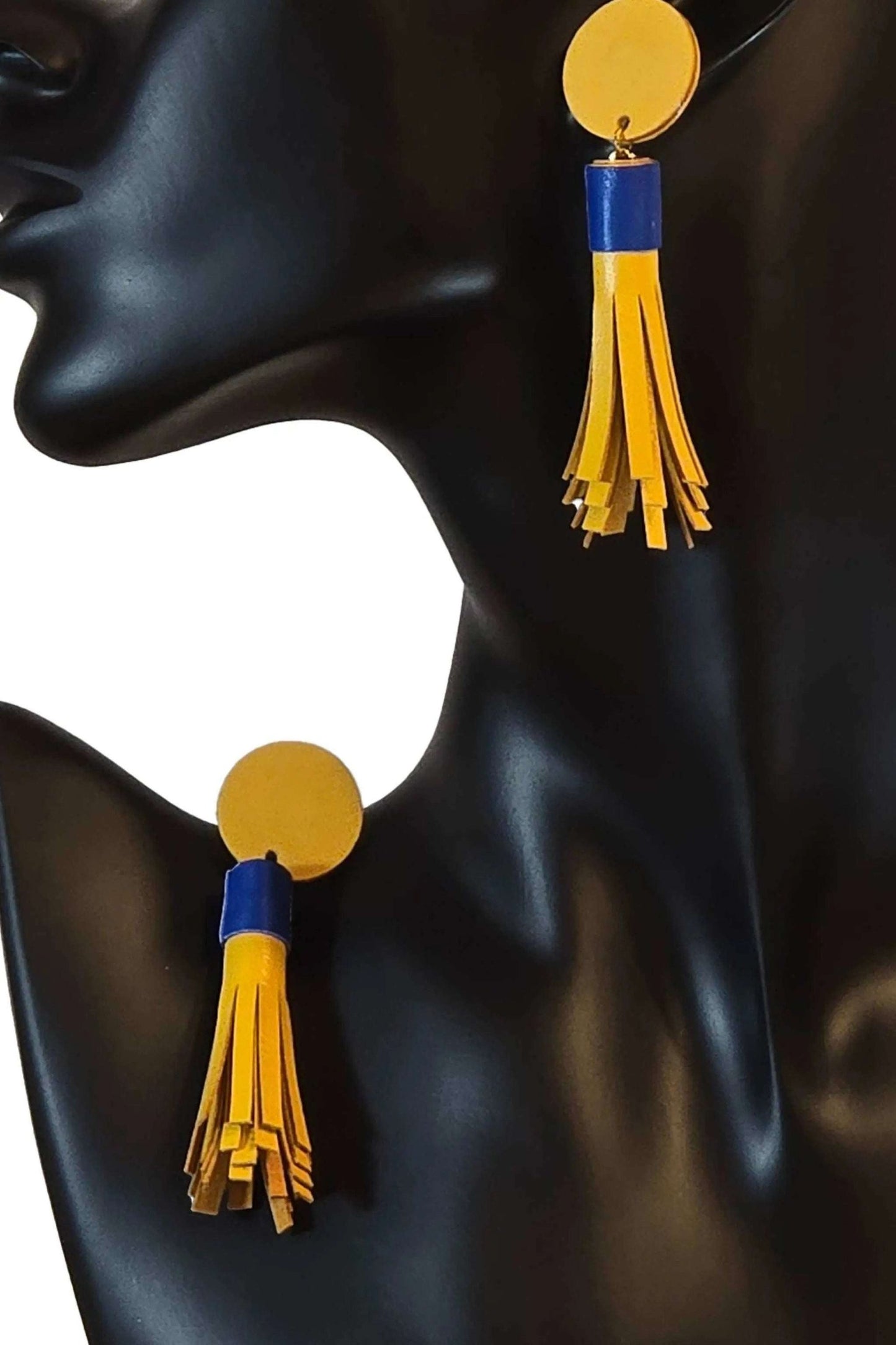 Orecchini Nappa Spring in vera pelle gialli e blu, leggeri e fatti a mano con gancetti in acciaio anallergico, 5 cm di lunghezza