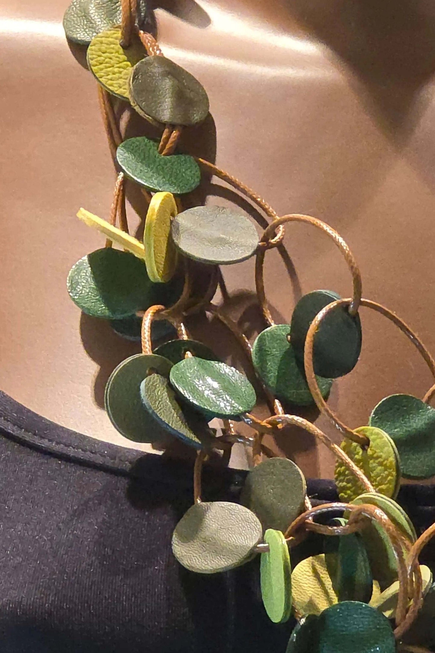 Collana Rainforest verde in vera pelle e cordoncino cerato regolabile indossata su modello