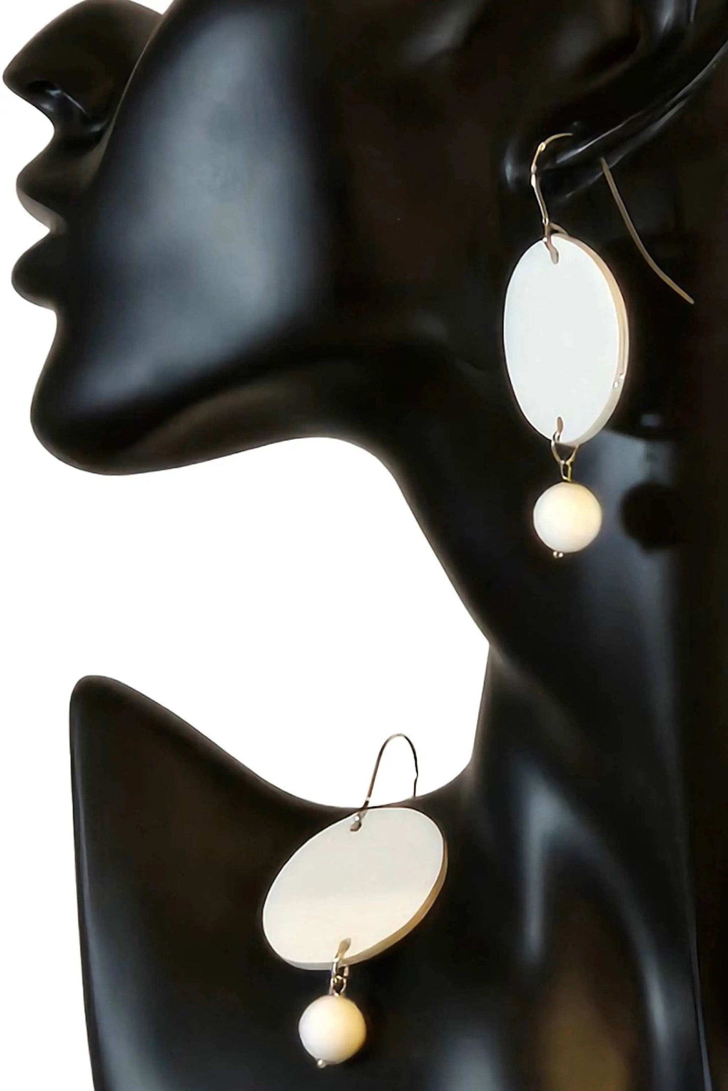 Lightweight handmade Orecchini Round Avory earrings with colored agate and genuine leather, 5cm length