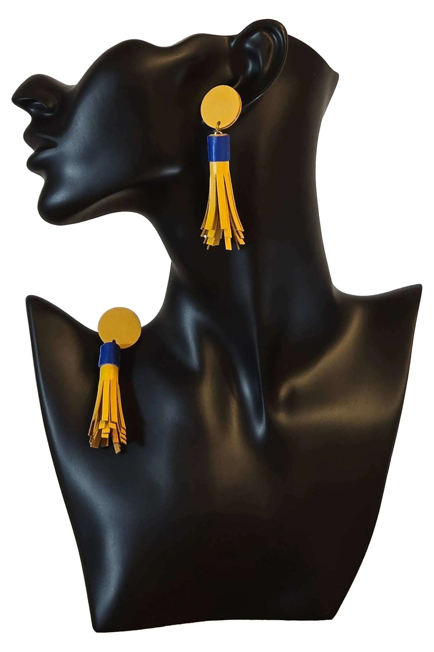 Orecchini Nappa Spring in vera pelle giallo e blu con gancetti in acciaio anallergico, leggeri ed eleganti lunghi 5cm.
