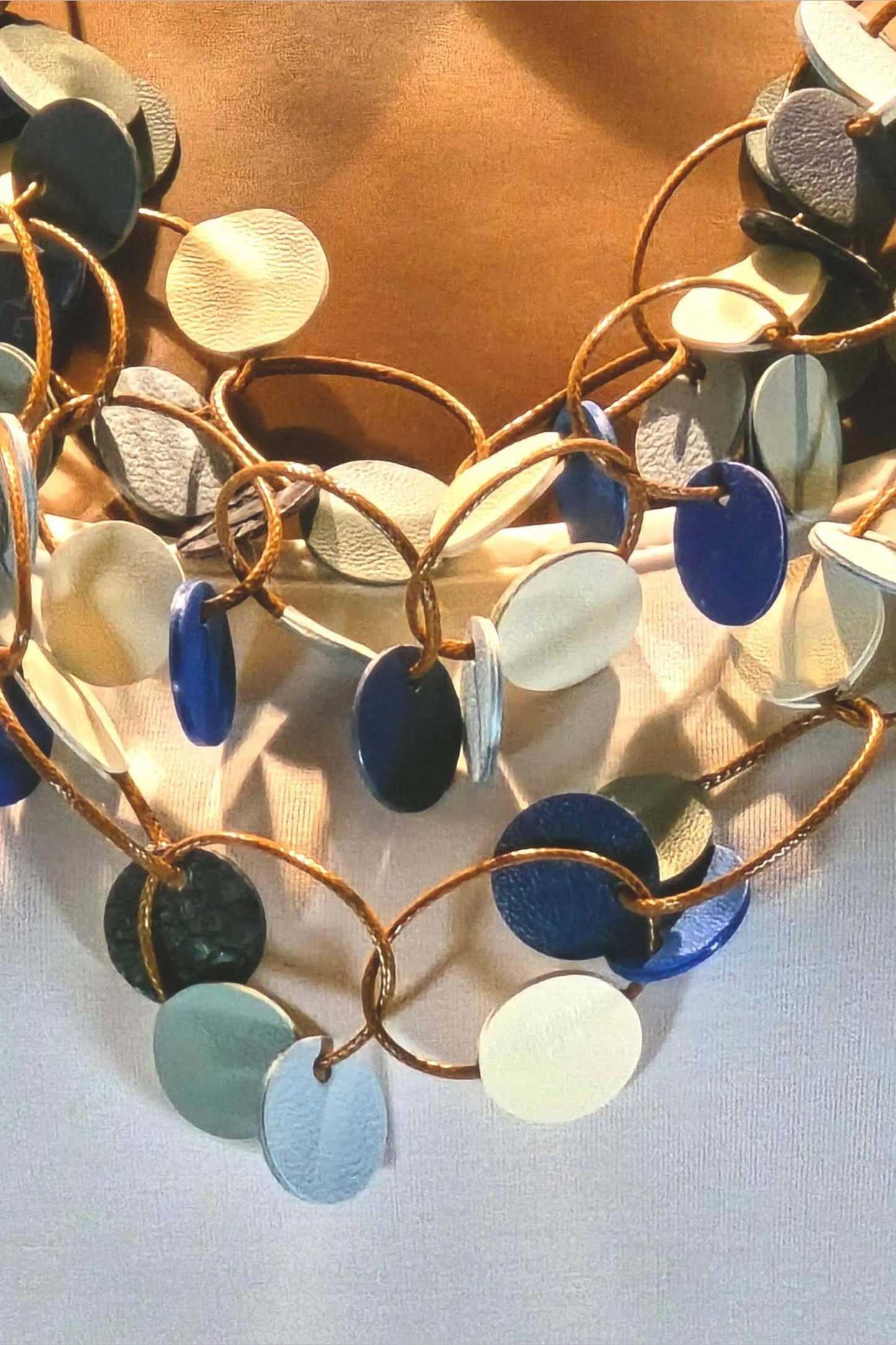 Collana Marine Shadows in adjustable length with blue and cream leather discs, handmade lightweight elegant necklace