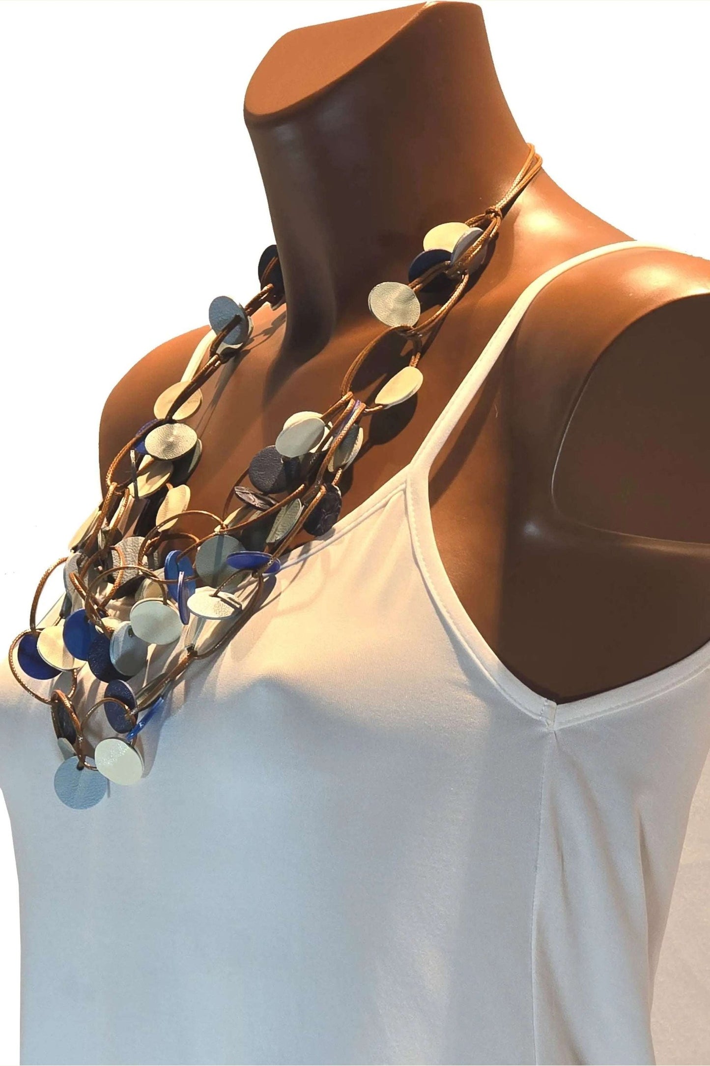 Collana Marine Shadows lunga regolabile blu panna in pelle e cordoncino cerato, elegante e leggera fatta a mano