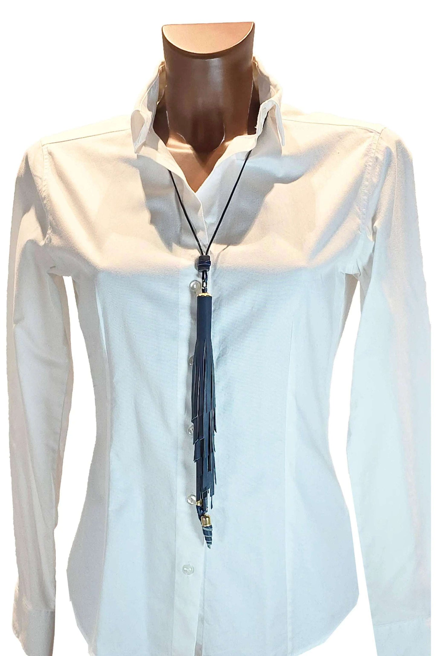 Collana Nappa Deep Ocean blu in vera pelle regolabile con nappa lunga indossata su camicia bianca
