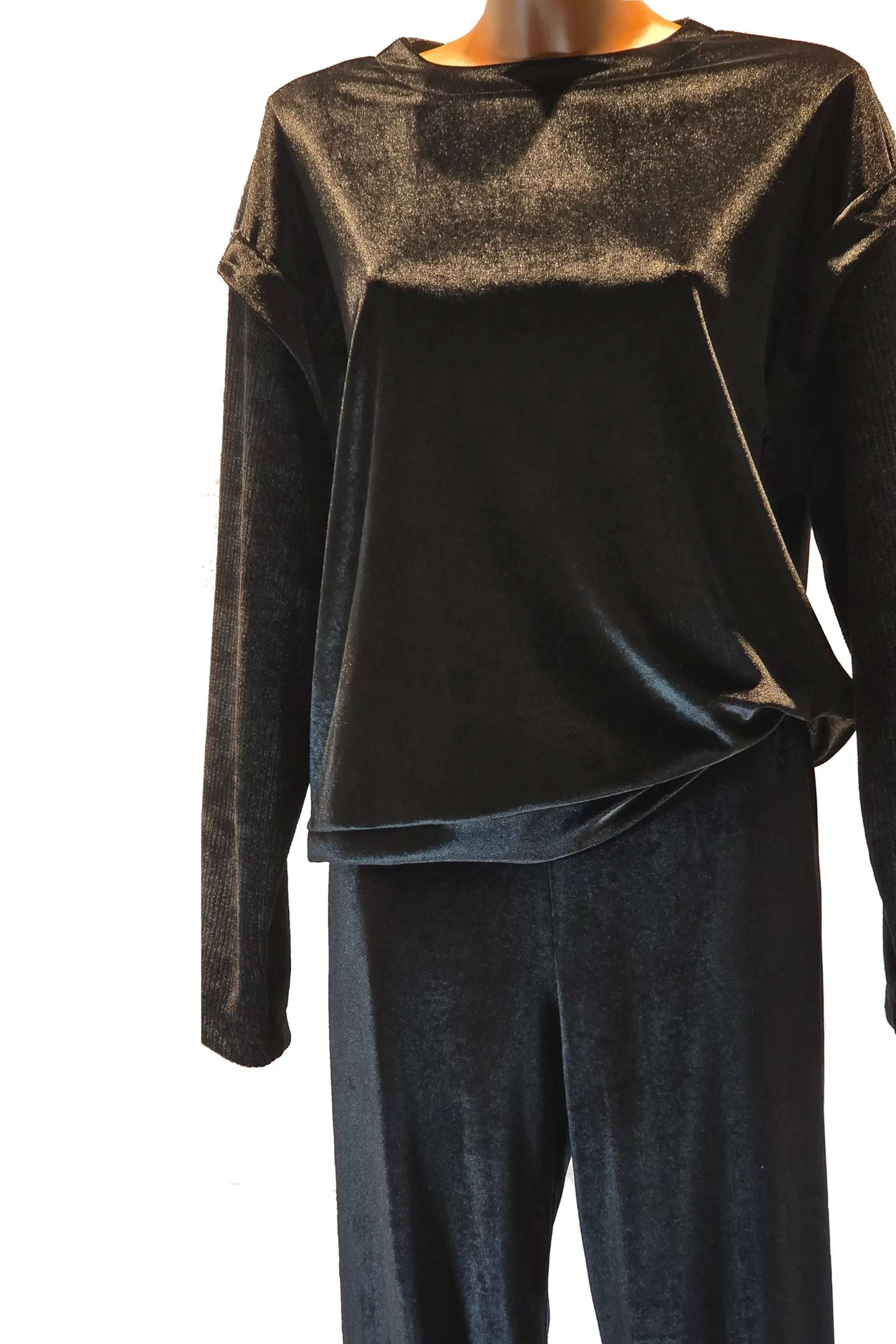 Black women's Tuta All Day velvety tracksuit with long sleeves and boat neckline, elegant and comfortable lounge wear.