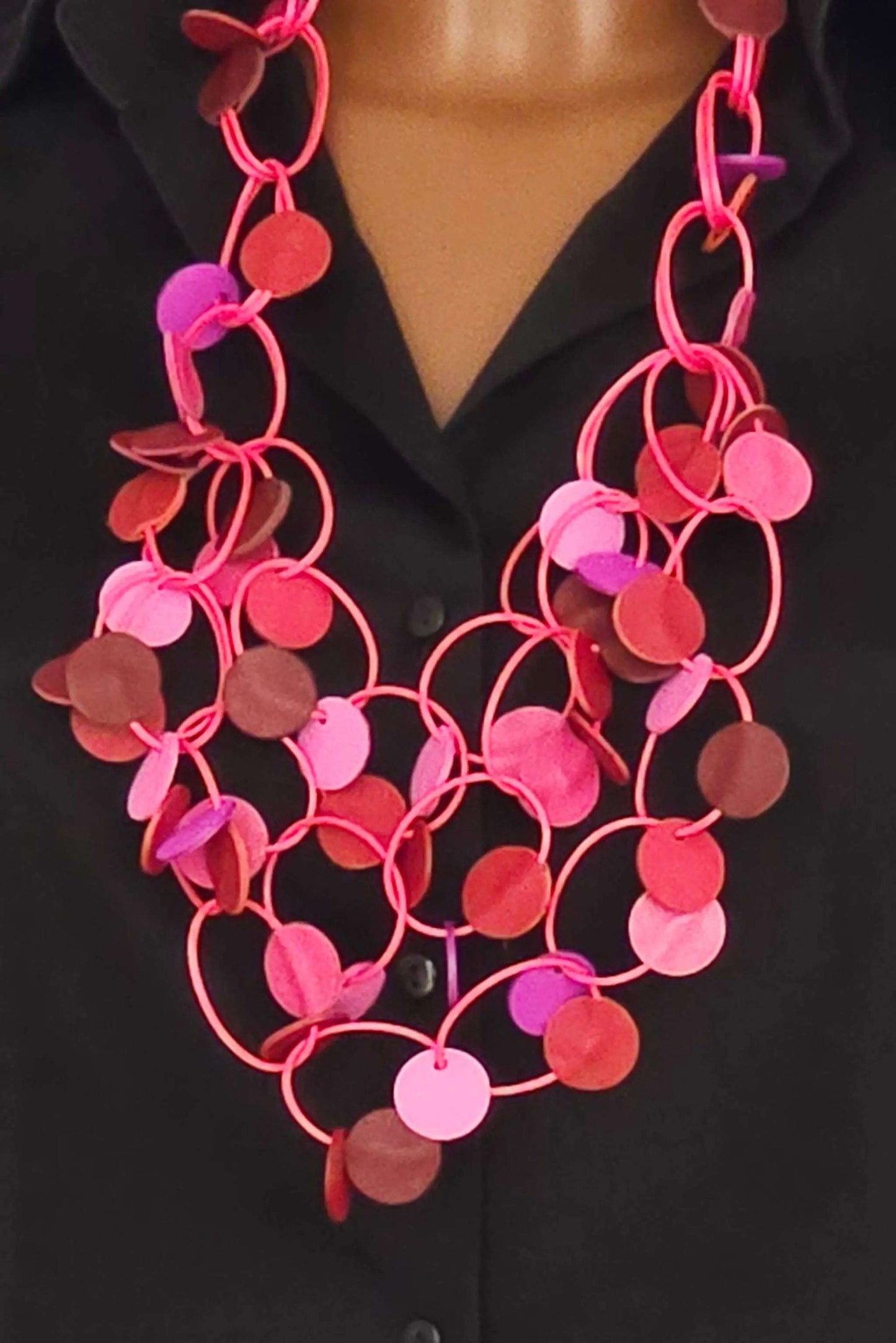 Collana Extravagant fucsia in vera pelle e cordoncino cerato, design regolabile e fatto a mano