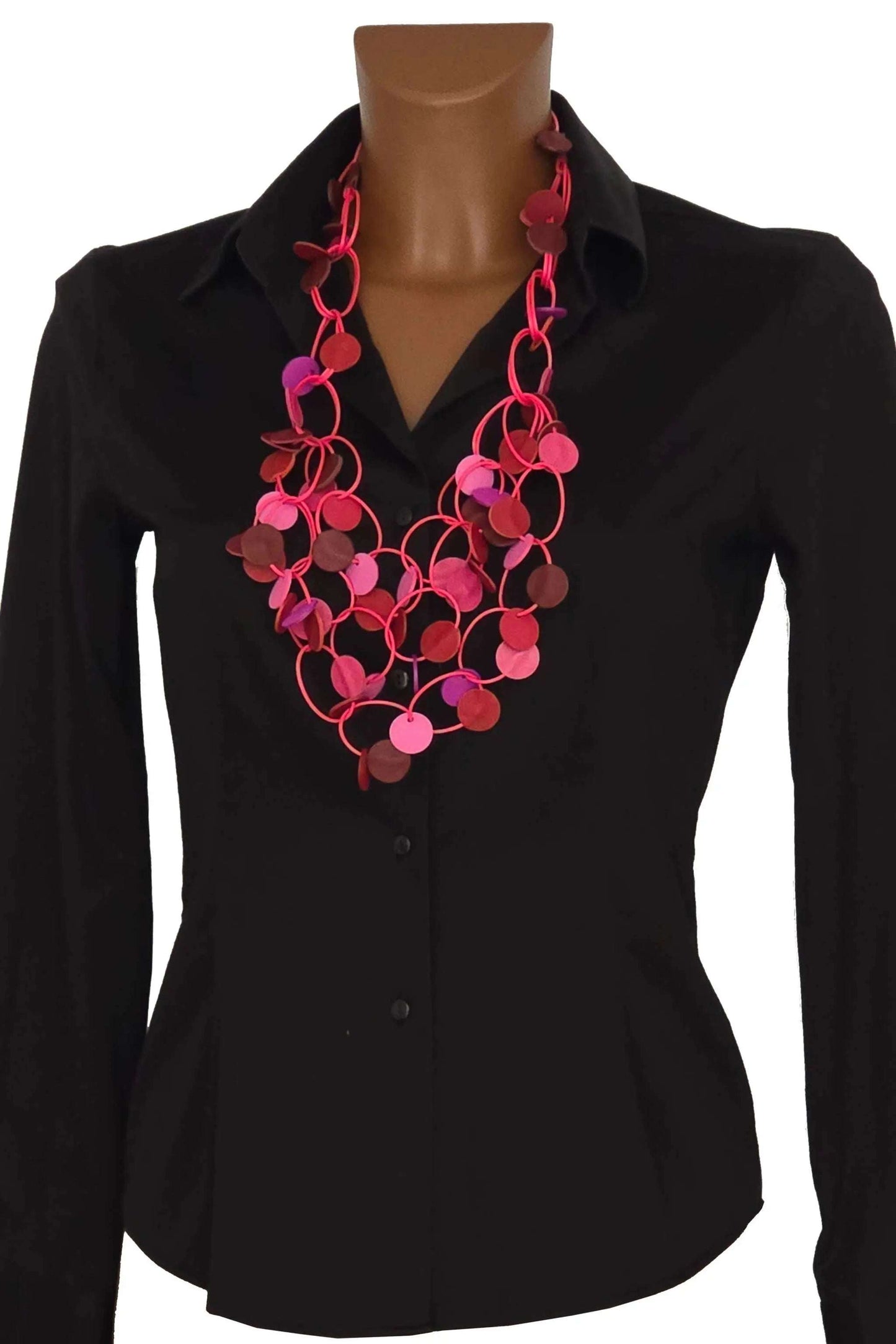 Collana Extravagant fucsia regolabile in vera pelle e cordoncino cerato, elegante e leggera fatta a mano