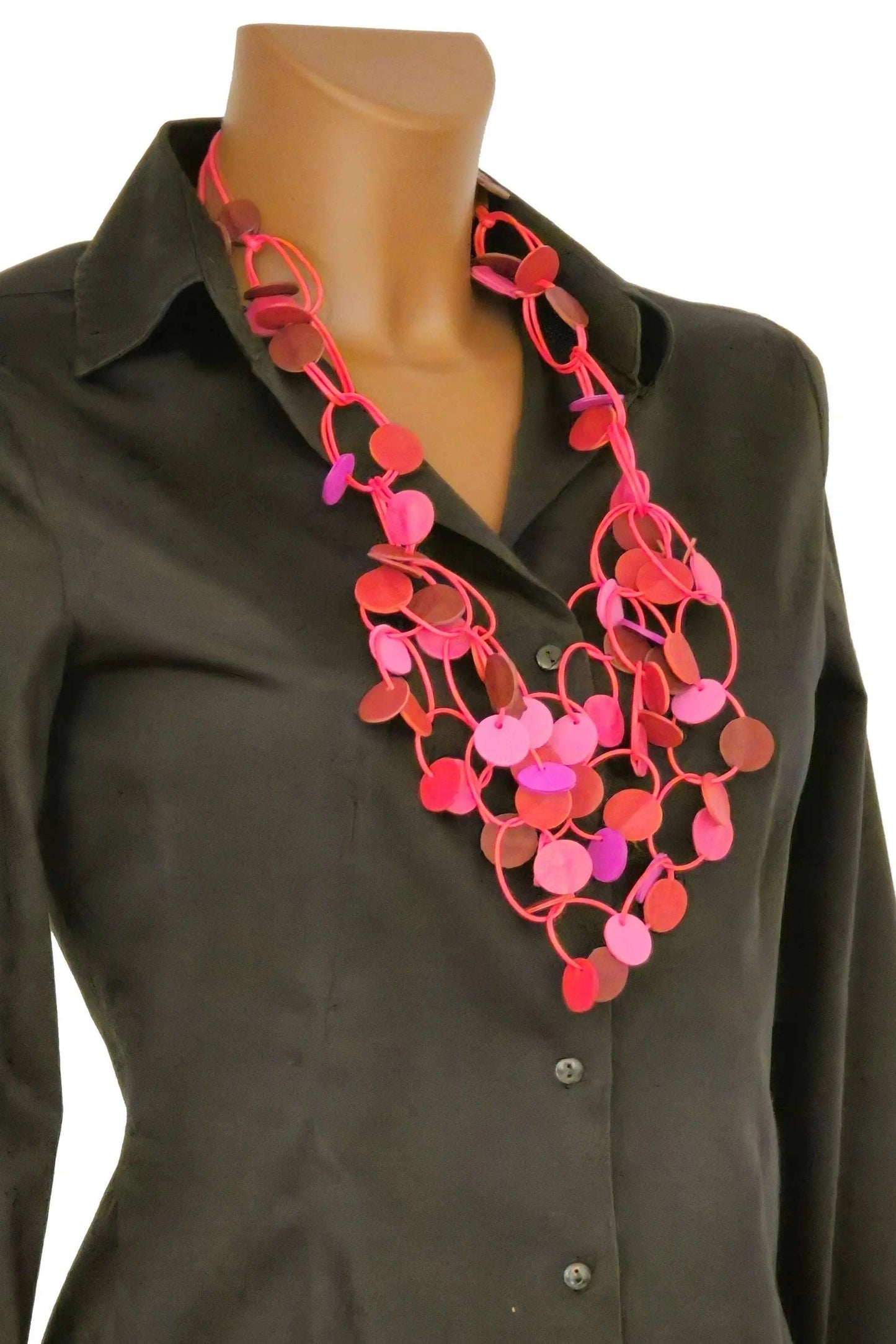 Collana Extravagant fucsia in vera pelle e cordoncino cerato, regolabile e fatta a mano, elegante e leggera