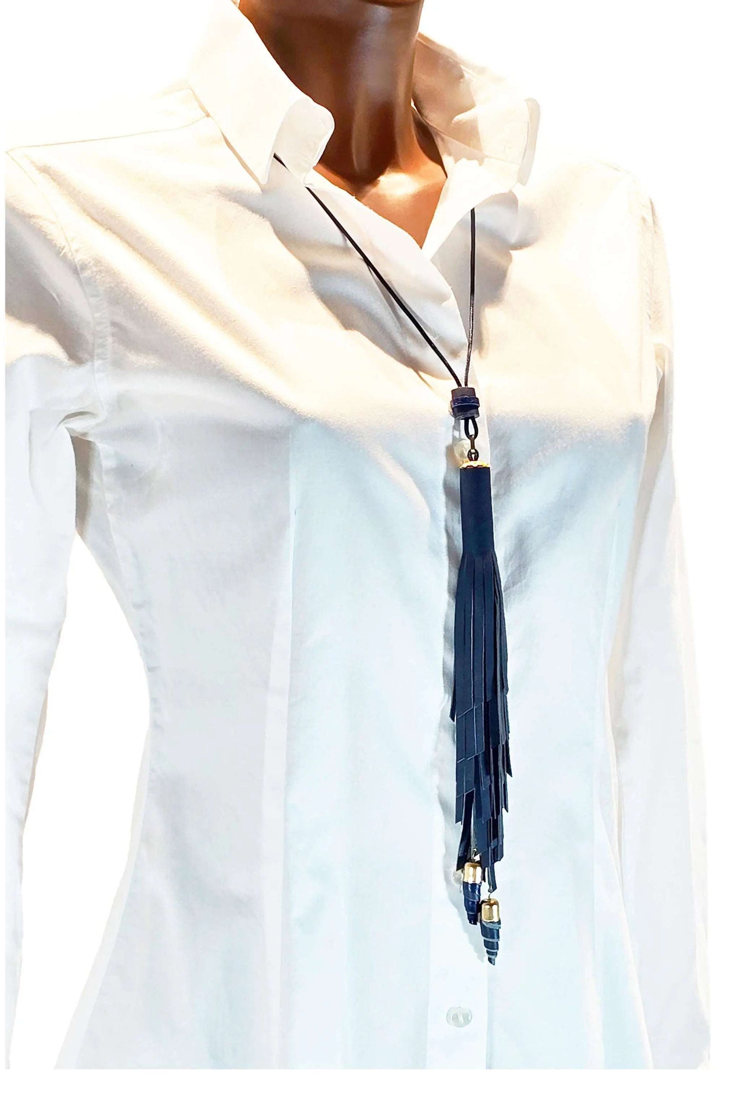 Collana Nappa Deep Ocean in blu, vera pelle, regolabile in tre lunghezze, elegante e leggera con nappina lunga.