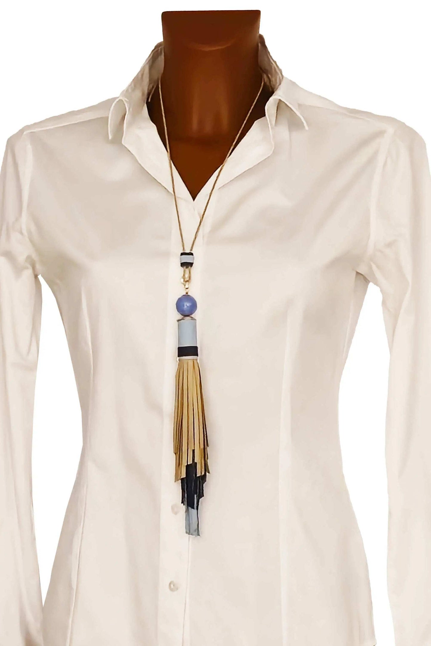 Collana Nappa Jewel elegante in vera pelle regolabile con nappo decorativo crema e polvere su camicia bianca