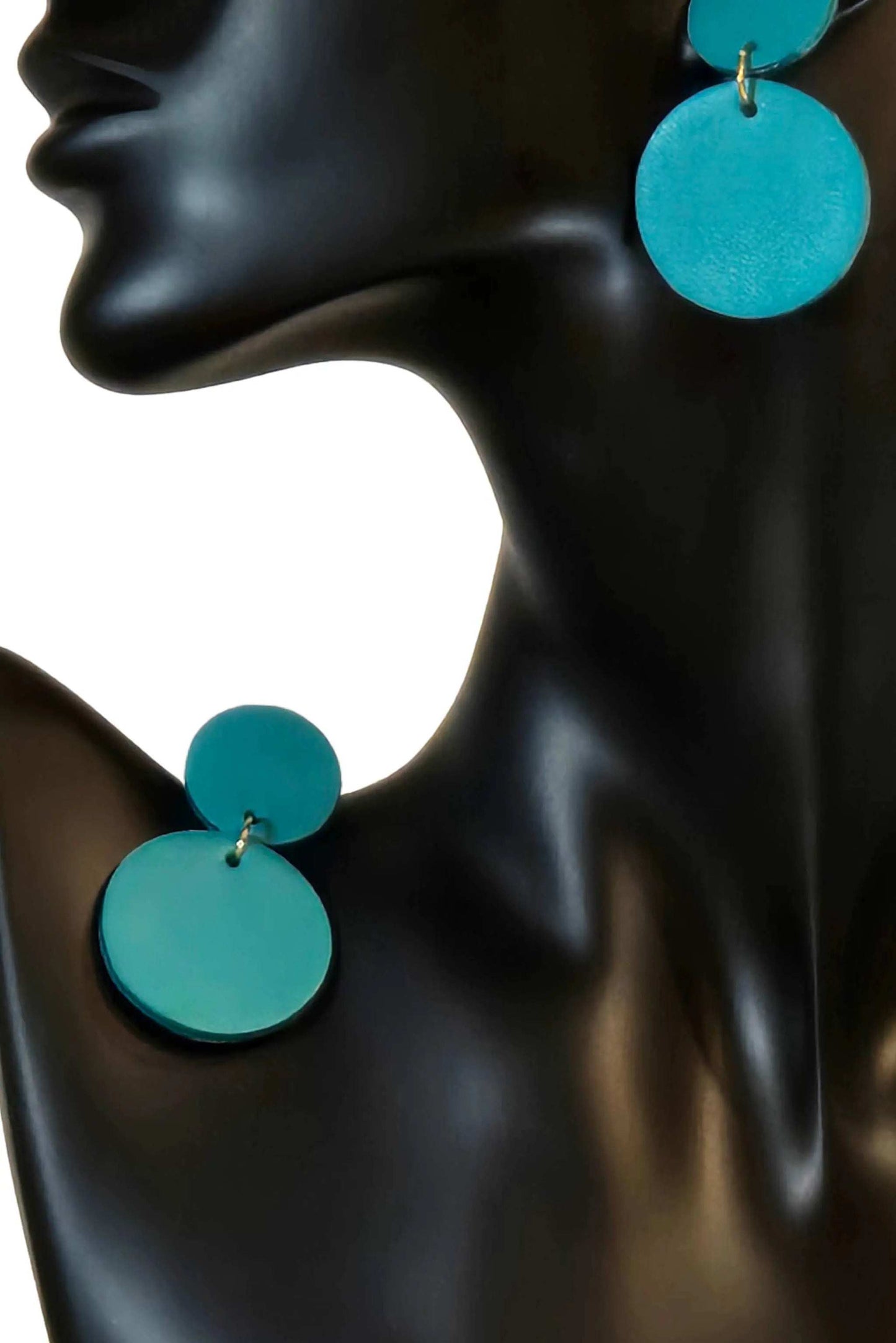 Orecchini Round Tiffany in vera pelle turchese, fatti a mano, leggeri ed eleganti.
