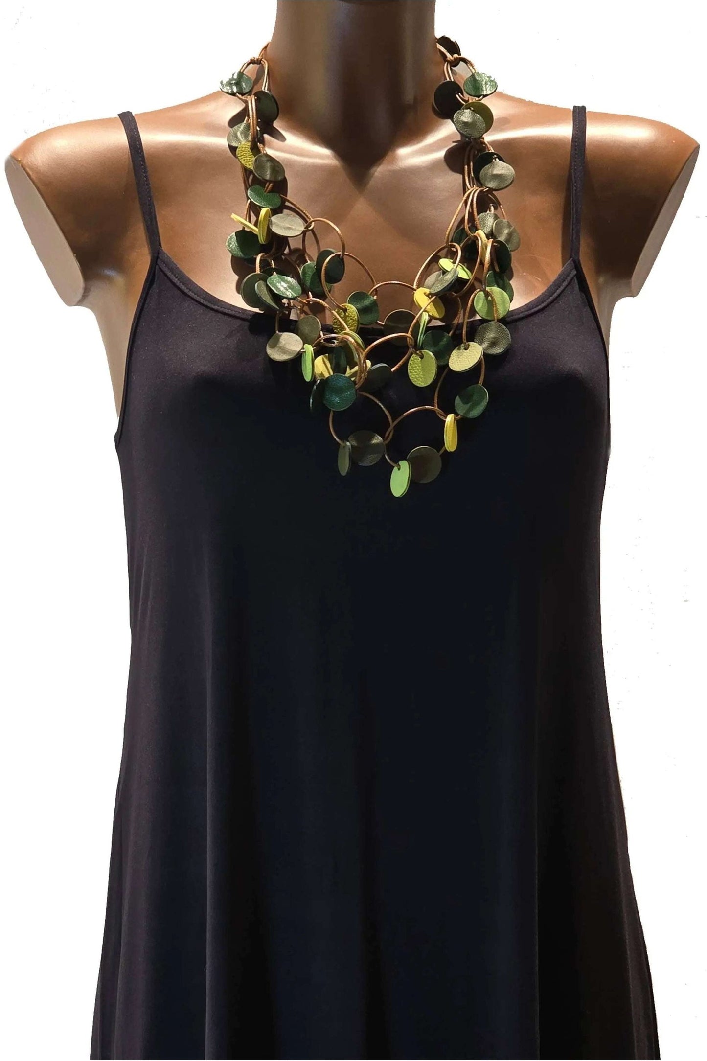 Collana Rainforest verde in vera pelle e cordoncino cerato, regolabile in 3 lunghezze, design leggero e fatto a mano.