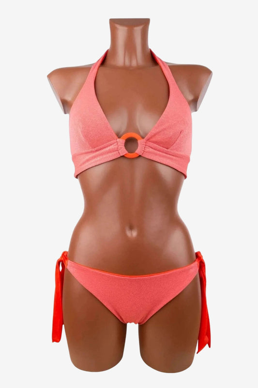 Bikini rosa Made in Italy su manichino, top con anello, costume Soho Moda Mare