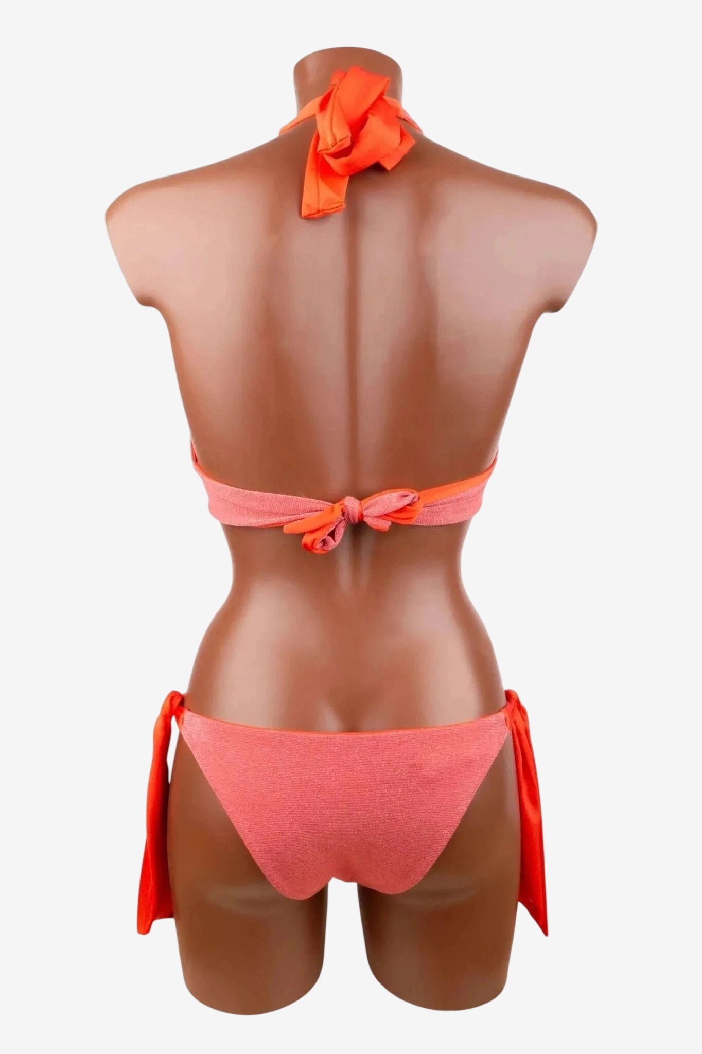 Bikini arancione da donna Soho Moda Mare, vista posteriore su manichino, beachwear Made in Italy.