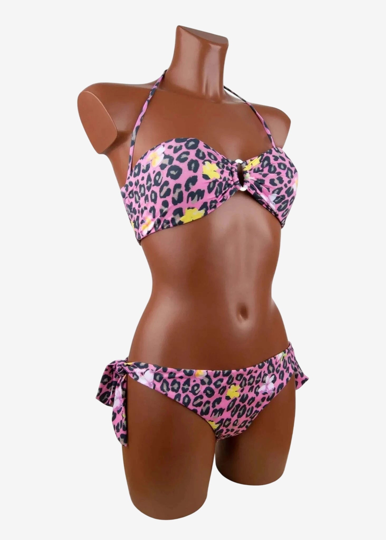 Bikini leopardato rosa e giallo su manichino, moda mare lusso Made in Italy Soho Moda Mare