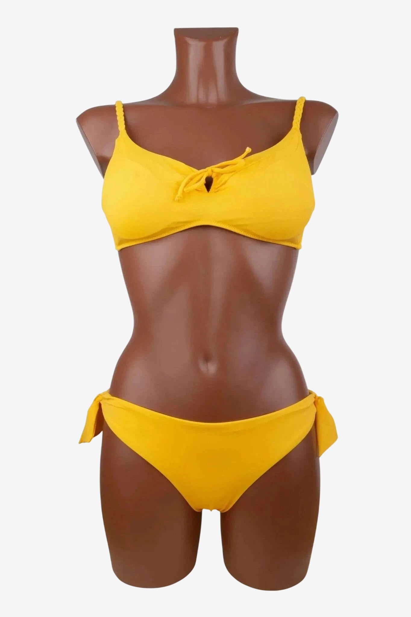 Bikini giallo Soho Moda Mare su manichino, moda mare Made in Italy, beachwear di lusso.