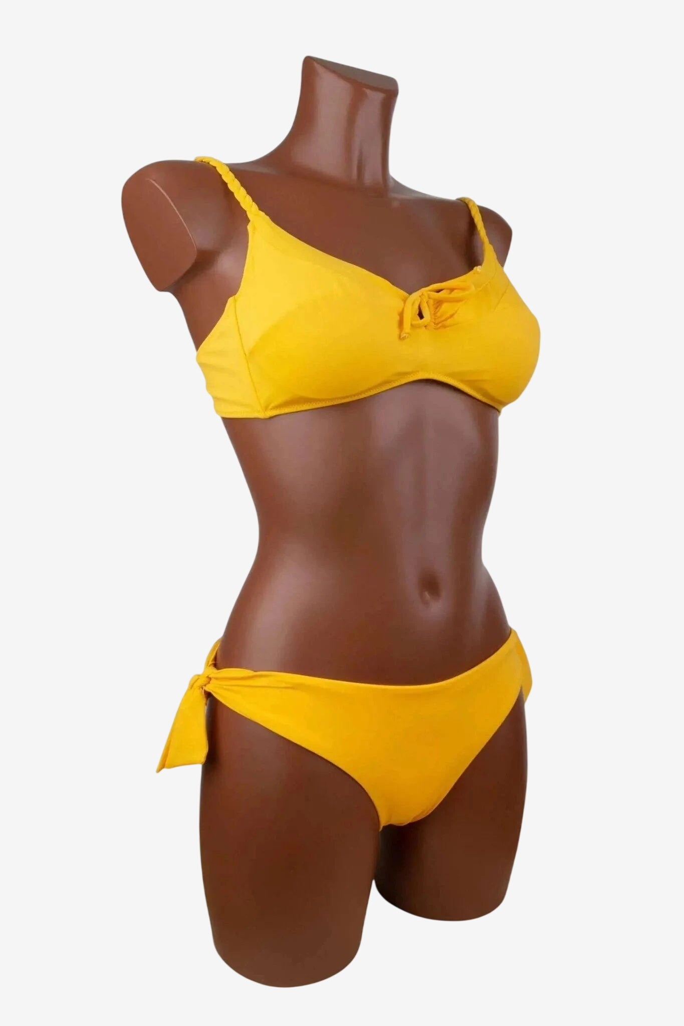 Bikini giallo Soho Moda Mare su manichino, beachwear Made in Italy, moda mare donna