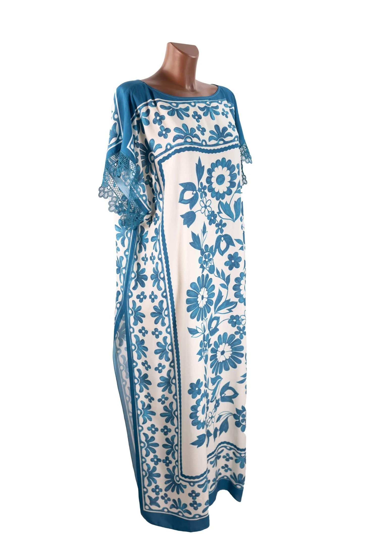 Caftano lungo in viscosa con pizzo macramè e fantasia floreale azzurra Made in Italy