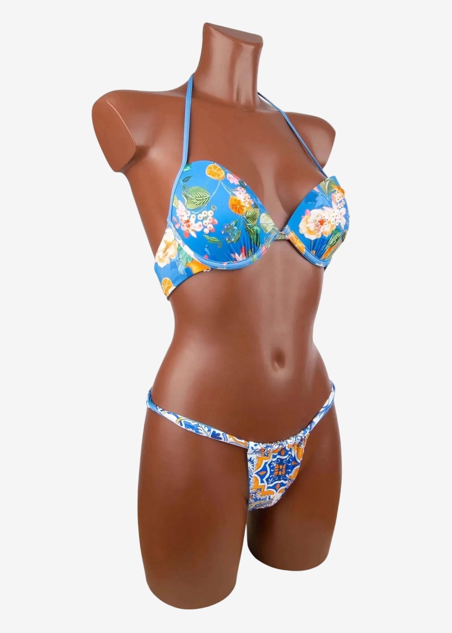 Bikini blu fantasia floreale Soho Moda Mare, beachwear Made in Italy su manichino