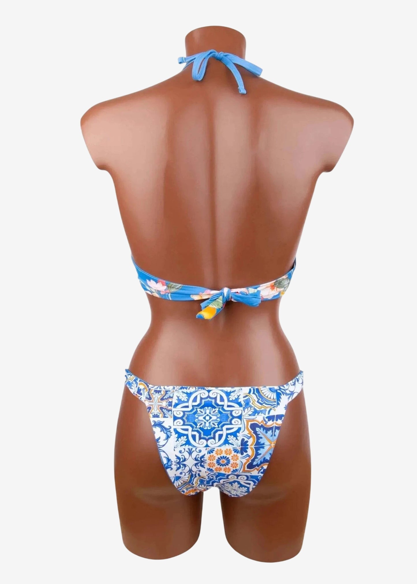 Retro di un manichino con bikini blu fantasia mediterranea, moda mare Soho, beachwear Made in Italy