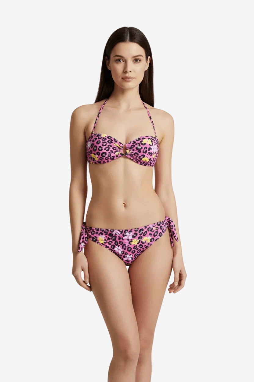 Bikini fascia leopardato rosa Soho Moda Mare, modello donna in studio, moda mare Made in Italy